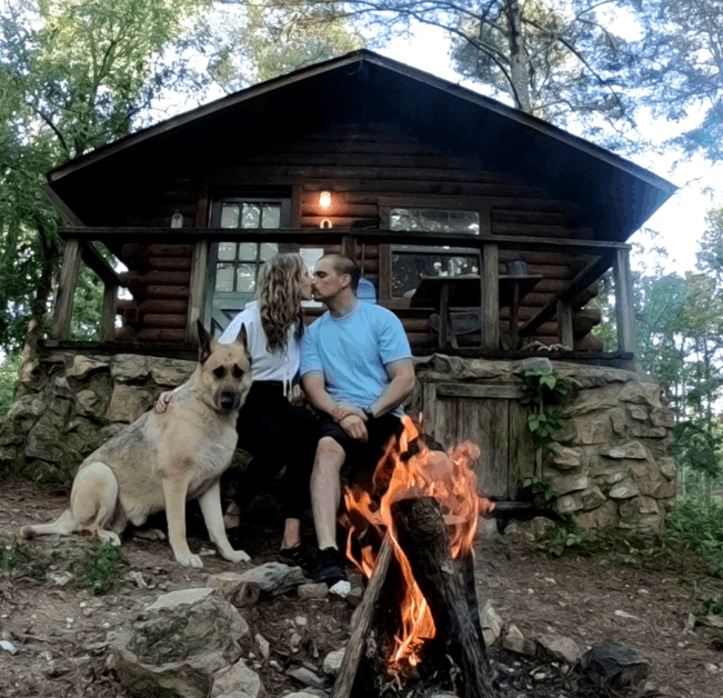 Cabin in Broken Bow, Oklahoma with dog and firepit 