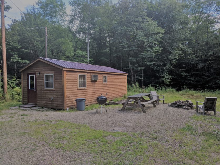 Exterior of cozy cabin to rent in Pennsylvania 