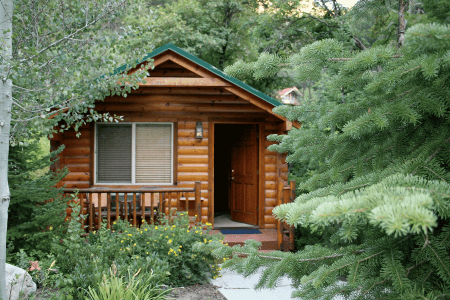 cozy cabin during an affordable and romantic getaway in the USA featured image