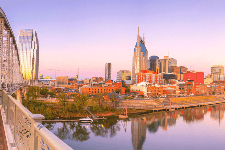 picture of nashville skyline at sunset from bridge