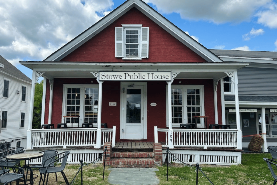 Dog-friendly-restaurants-in-stowe-vermont-the-public-house

