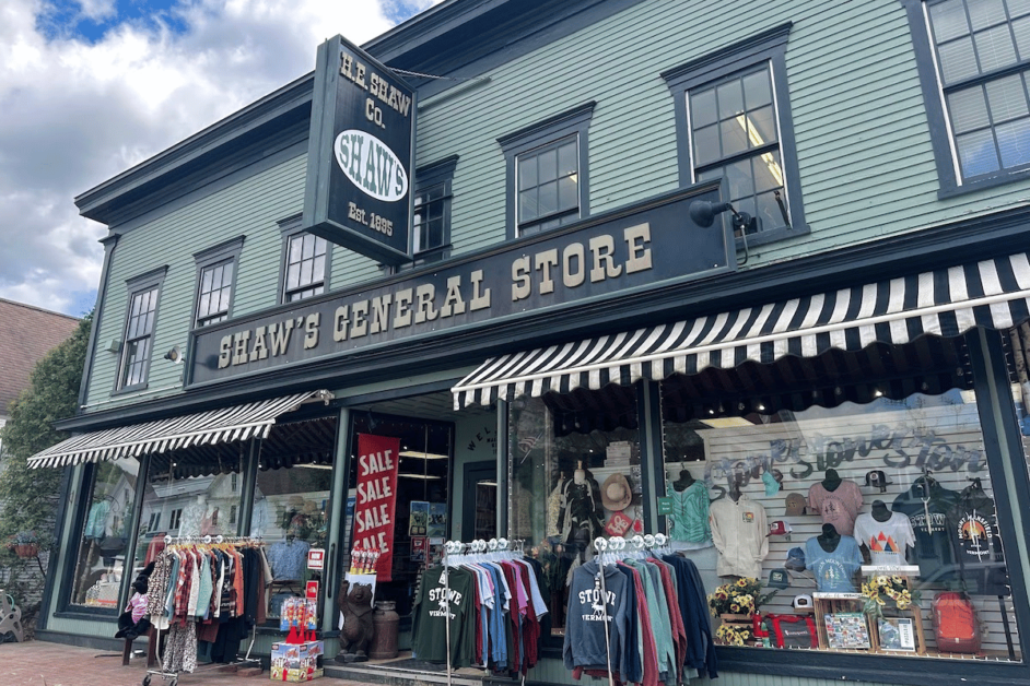 dog-friendly-shopping-stowe-vermont-shaw's-general-store