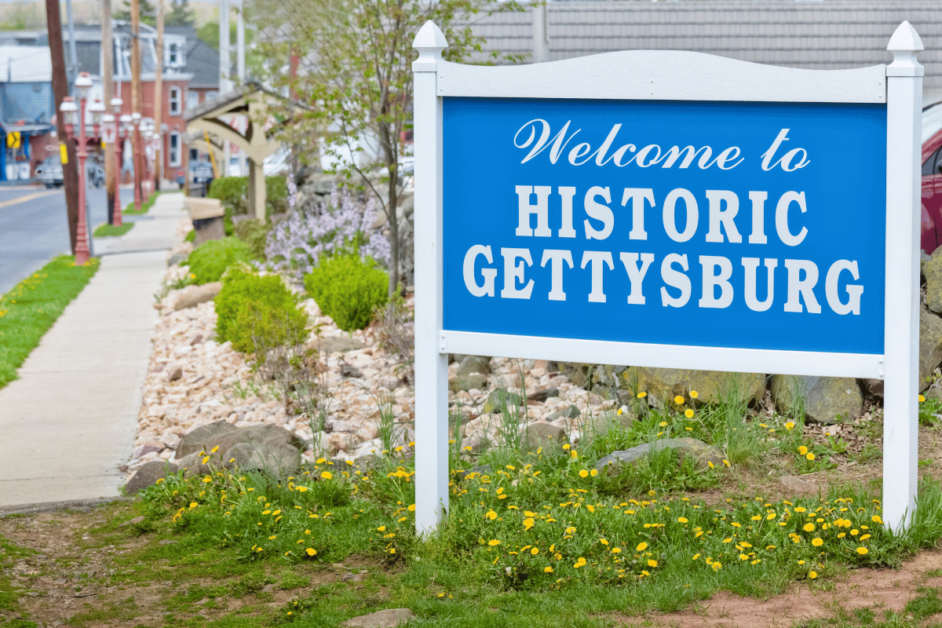 historic gettysburg sign in downtown gettysburg