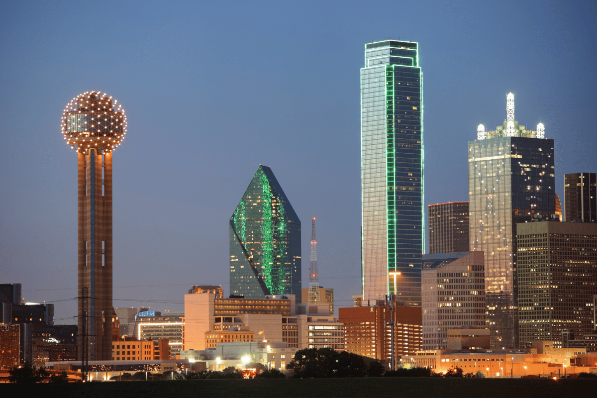 3 days in Dallas featured image skyline at night.