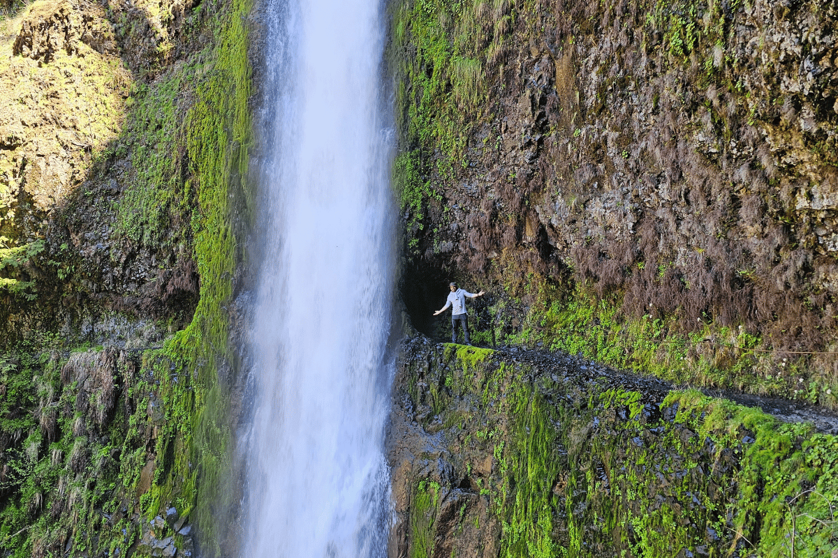 hiking tunnel falls.