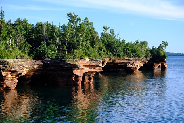 trees, shore, leaves, foliage, sea, waves, lake superior, devil's island, apostle islands, landscape, nature, scenery, water